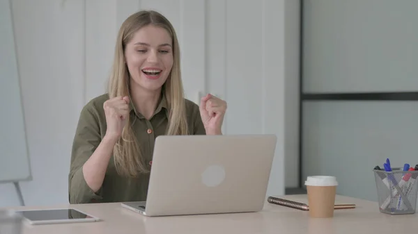 Blonde Junge Frau Feiert Erfolg Mit Laptop Büro — Stockfoto