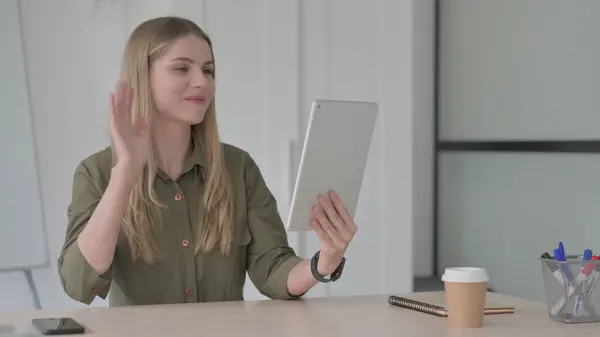 Online Videochat Auf Dem Tablet Von Blonder Junger Frau Büro — Stockfoto