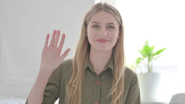 Online Videochat Von Sprechender Junger Blonder Frau — Stockfoto