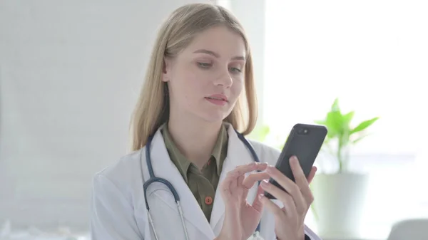 Lady Doctor Met Behulp Van Smartphone Voor Browsing Internet — Stockfoto