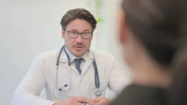 Gros Plan Médecin Masculin Qui Parle Avec Une Patiente — Photo