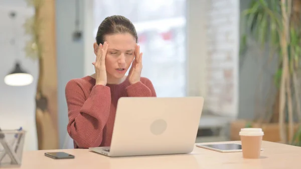 Junge Frau Hat Kopfschmerzen Bei Der Arbeit Laptop — Stockfoto