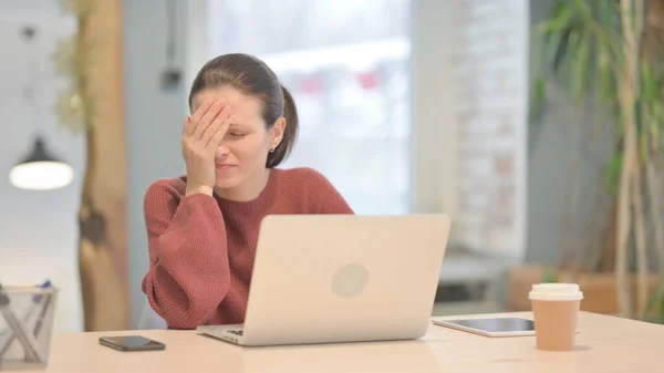 Wütende Junge Frau Reagiert Mit Laptop Auf Finanziellen Verlust — Stockfoto