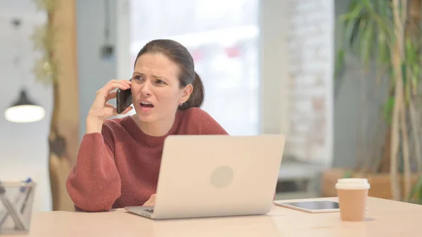Unzufriedene Junge Frau Redet Bei Der Arbeit Wütend Auf Smartphone — Stockfoto
