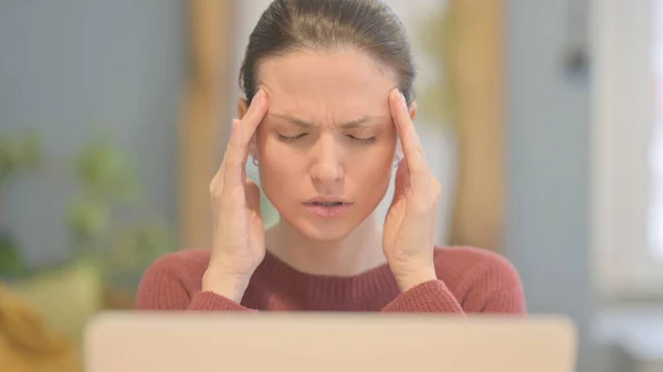 Nahaufnahme Einer Jungen Frau Mit Kopfschmerzen Bei Der Arbeit Laptop — Stockfoto