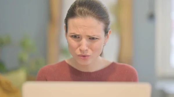Nahaufnahme Einer Jungen Frau Die Auf Verlust Laptop Reagiert — Stockfoto