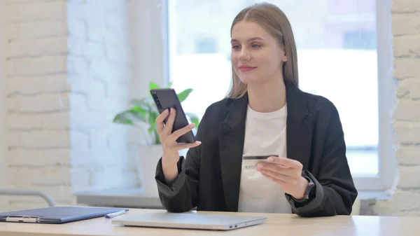 Geschäftsfrau Macht Erfolgreiches Online Bezahlen Smartphone — Stockfoto