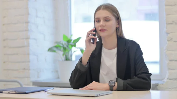 Geschäftsfrau Telefoniert Büro — Stockfoto