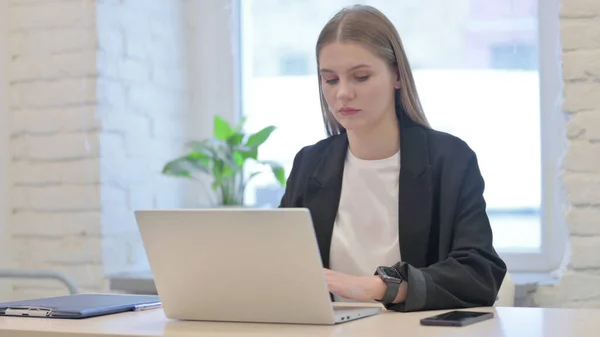 Umtriebige Geschäftsfrau Tippt Büro Auf Laptop — Stockfoto