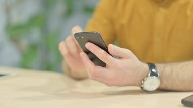 Erkek el smartphone kullanarak yakın çekim