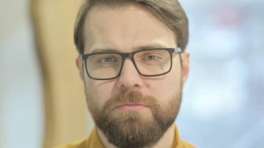 Ciddi bir orta yaşlı işadamı yakın çekim