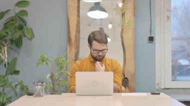 Orta yaşlı iş adamı dizüstü bilgisayar kullanırken bilek ağrısı çekiyor