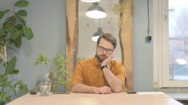 Orta Çağ İşadamı Çalışırken Uyuyor