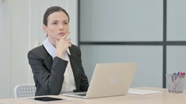İş kadını Laptop üzerinde çalışırken düşünüyor