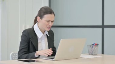 İş Kadını Ofiste Çalışırken Kaybına Tepki Veriyor