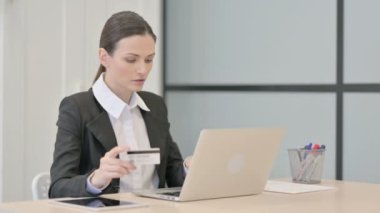 İşkadını Bilgisayarda Başarılı Çevrimiçi Ödeme Yapıyor