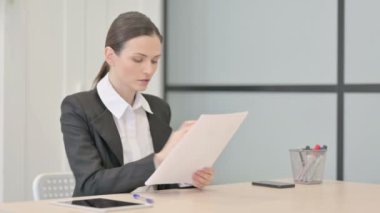 Ofisteki Belgeleri Okurken İşkadını Başarı Kutlaması