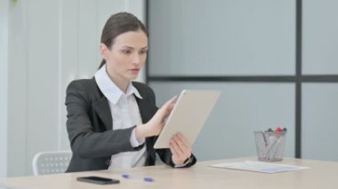 İş kadını Dijital Tablet 'te Tezahürat Kazandı