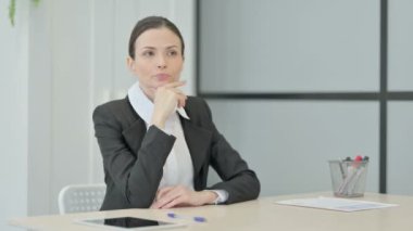 Düşünceli İş Kadını İş yerinde Otururken Düşünüyor