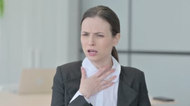 Öksürükten muzdarip İş kadınının portresi