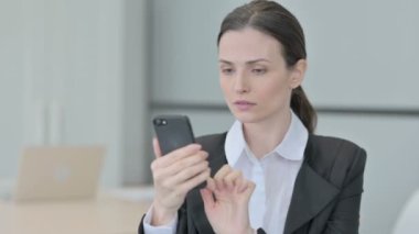 Smartphone 'da Kazanan Heyecanlı İş Kadını