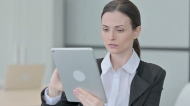 İş kadını Dijital Tablette İnternet Taraması