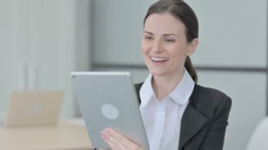 İş kadını Tablet 'te Video Sohbeti Yapıyor