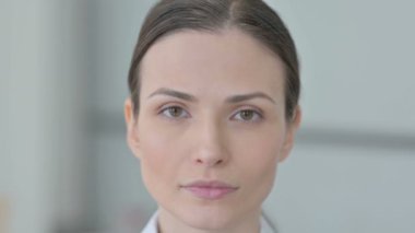 Gülümseyen İş Kadını Yüzünün Kapanışı