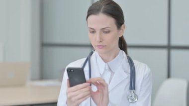 Akıllı telefon kullanan genç doktorun portresi