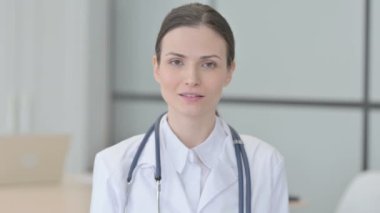 Genç Doktor 'un Başparmaklarını Yukarı Çekerken Portresi