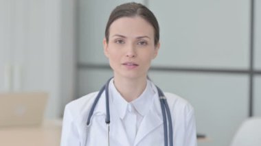 Onaylanırken Sallanan Genç Kadın Portresi