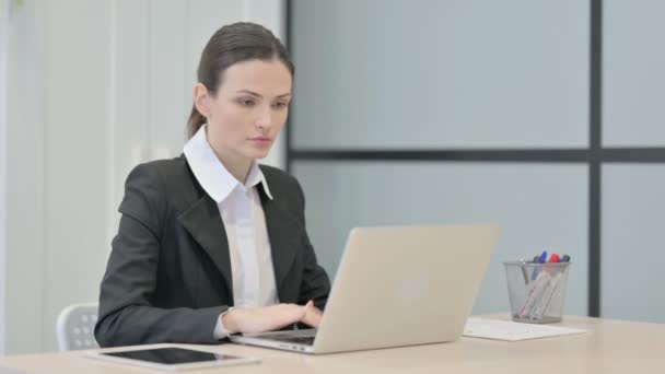 Kadını Dizüstü Bilgisayar Kullanırken Sırt Ağrısı Çekiyor — Stok video