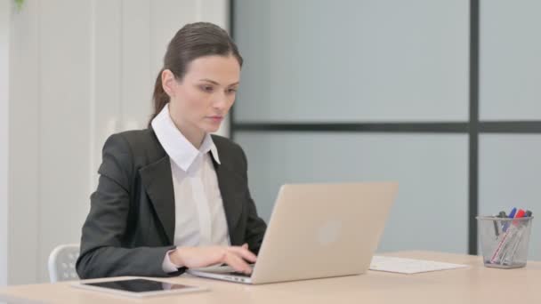 Бізнес Леді Друкує Ноутбуці Офісі — стокове відео