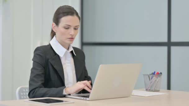Безробітна Жінка Яка Страждає Від Болю Нека Користуючись Ноутбуком — стокове відео
