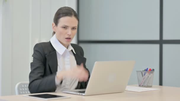 Kadını Laptopta Çalışırken Öksürüyor — Stok video