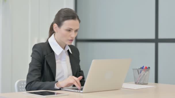 Деловая Женщина Празднует Успех Интернете Ноутбуке Офисе — стоковое видео