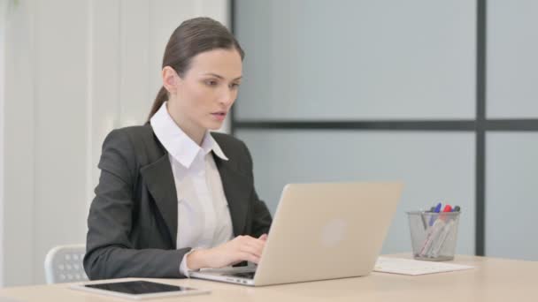 Бізнес Жінка Яка Дивиться Камеру Допомогою Ноутбука — стокове відео