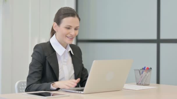 Businesswoman Doing Video Chat Laptop — Stockvideo