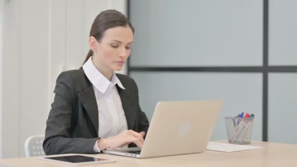Безробітна Жінка Посміхається Камері Користуючись Ноутбуком — стокове відео