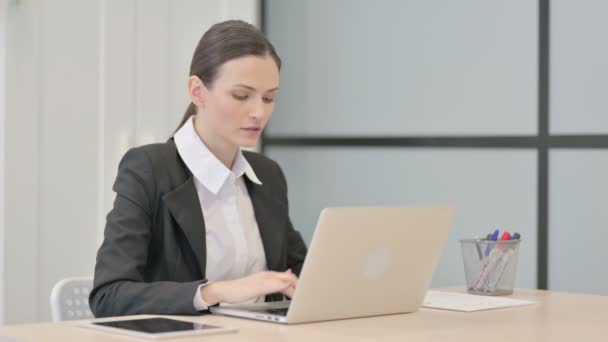 Dizüstü Bilgisayarda Çalışan Kadınından Başparmaklar Yukarı — Stok video