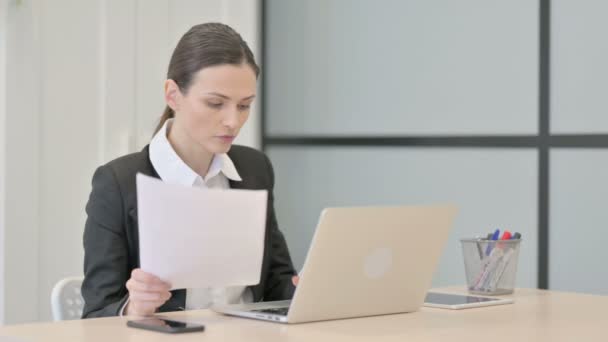Geschäftsfrau Arbeitet Laptop Und Dokumenten — Stockvideo