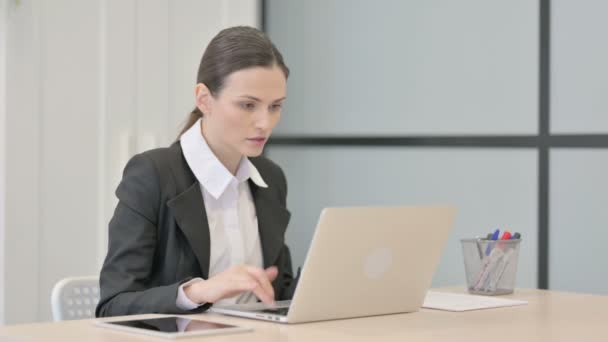 Безробітна Жінка Залишає Бюро Після Закриття Ноутбука — стокове відео