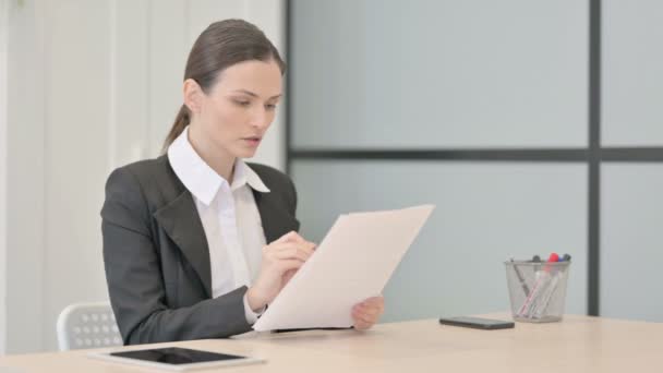 Businesswoman Reading Documents Office Paperwork — Stockvideo