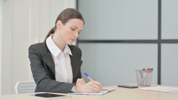 Bizneswoman Pisanie Podczas Siedzenia Biurze — Wideo stockowe
