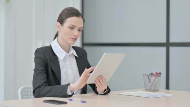 Businesswoman Using Digital Tablet Work — Stockvideo