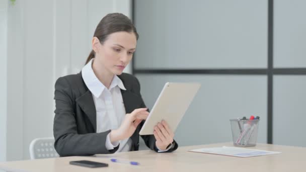 Shocked Businesswoman Reacting Loss Digital Tablet — Vídeo de Stock