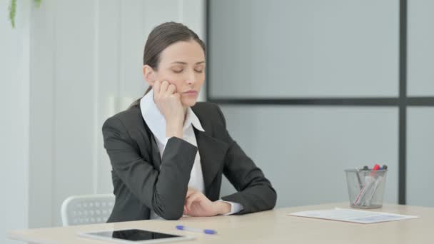 Businesswoman Sleeping While Sitting Work — Vídeo de Stock