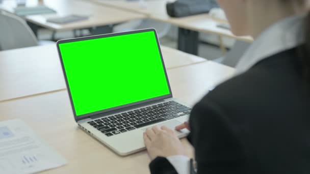Κοντινό Πλάνο Της Επιχειρηματίας Που Εργάζονται Laptop Πράσινη Οθόνη — Αρχείο Βίντεο