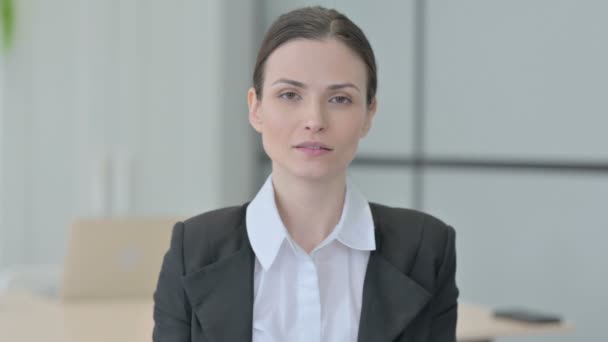 Portret Van Een Uitnodigende Zakenvrouw Office — Stockvideo