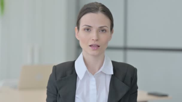 Portrait Businesswoman Showing Sign — Vídeo de Stock